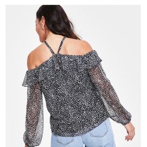 Cute open shoulder top brand new with tags